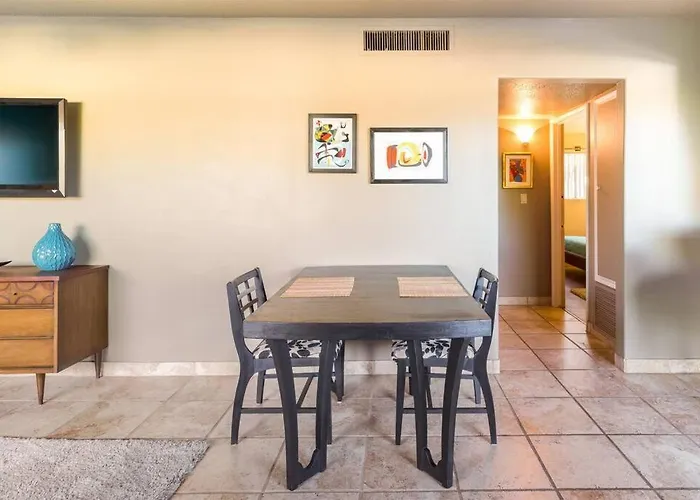 Сasa de vacaciones Mid Century Modern Near Old Town, Pool & Bbq *