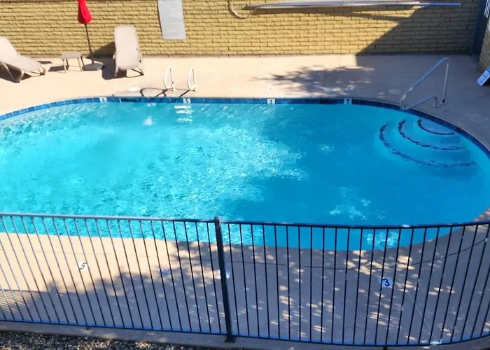 Сasa de vacaciones Mid Century Modern Near Old Town, Pool & Bbq *